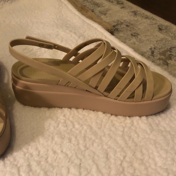 Crocs Women Brooklyn Strappy Low Wedge Bone Sandals Size 9 - Picture 4 of 13